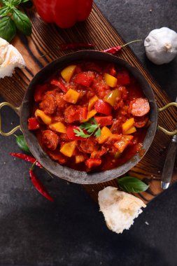 Lezzetli geleneksel Macar yemek letcho