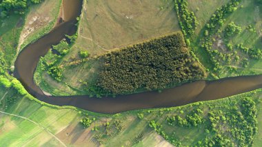 Bahar güzel doğal Nehri'nin havadan görünümü