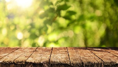 Bulanık natrural arka plan ile boş ahşap masa