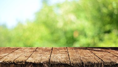 Doğal arka plan bulanık ile boş ahşap masa