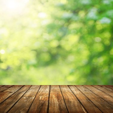 Doğal arka plan bulanık ile boş ahşap masa