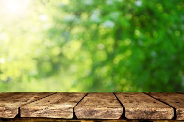 Doğal arka plan bulanık ile boş ahşap masa