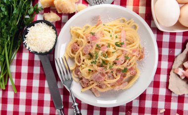 Lezzetli Carbonara makarnası masada.