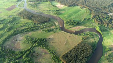 Bahar güzel doğal Nehri'nin havadan görünümü