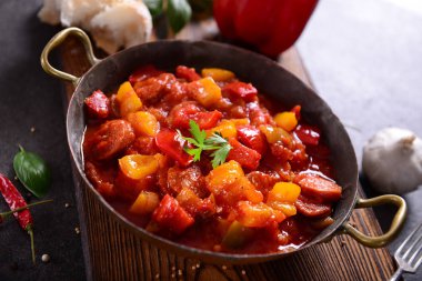 Lezzetli geleneksel Macar yemek letcho