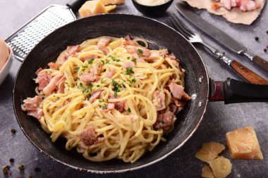 Tavada lezzetli carbonara makarna