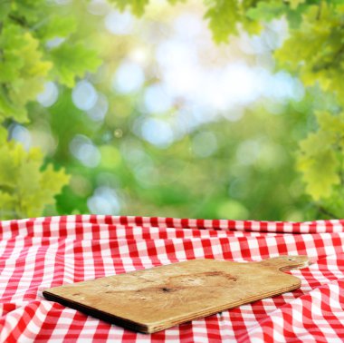 Boş tablo ile damalı masa örtüsü ve doğal arka plan bulanık