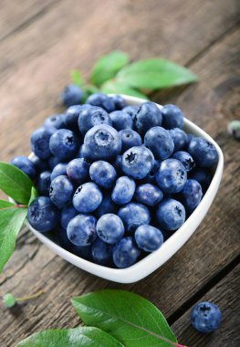 Taze olgun yaban mersini kase aldı