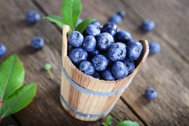 Taze olgun yaban mersini kase aldı