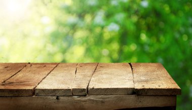 Doğal arka plan bulanık ile boş ahşap masa