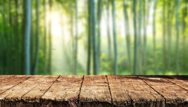 Doğal arka plan bulanık ile boş ahşap masa