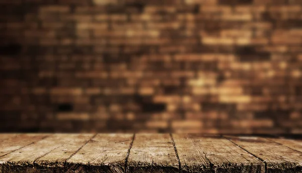 レンガ壁の背景 空の木製テーブル — ストック写真