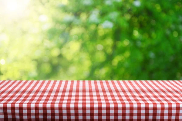 Lege Tabel Met Geruit Tafelkleed Onscherpe Natuurlijke Achtergrond — Stockfoto