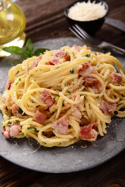 Deliciosa Pasta Carbonara Plato Sobre Mesa — Foto de Stock