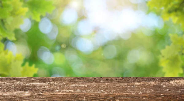 Leerer Holztisch Mit Unscharfem Natürlichen Hintergrund — Stockfoto