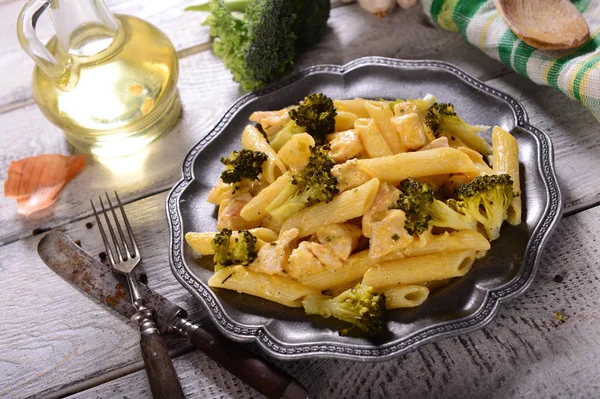 Penne Pasta Con Brócoli Pollo Con Salsa Queso — Foto de Stock