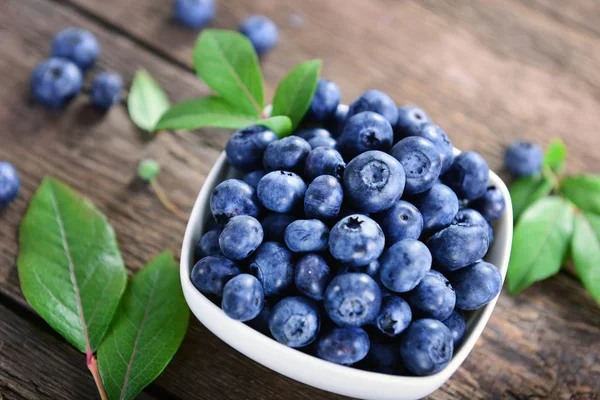 新鲜采摘成熟的蓝莓在碗里 — 图库照片