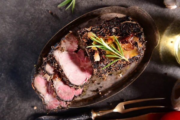 Heerlijke Gebakken Varkensvlees Ham Met Kruiden — Stockfoto