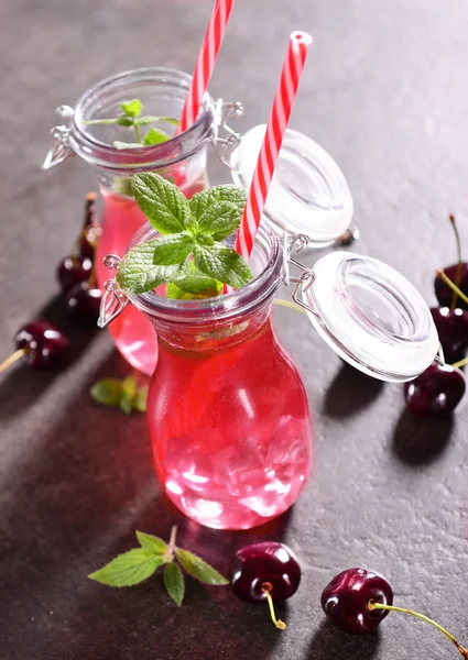 Bebida Cereza Con Hielo Vasos Mesa —  Fotos de Stock