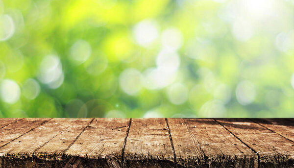 Пустой деревянный стол с размытым естественным фоном
