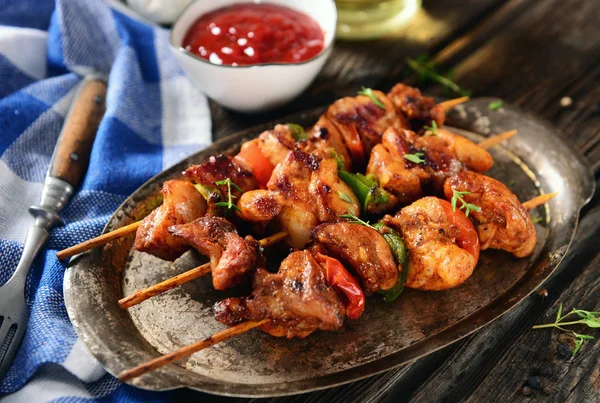 Pinchos Con Deliciosa Carne Verduras Mesa — Foto de Stock