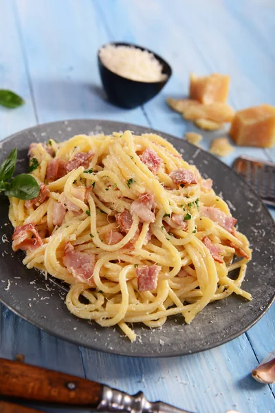 Deliciosa Pasta Carbonara Plato Sobre Mesa —  Fotos de Stock