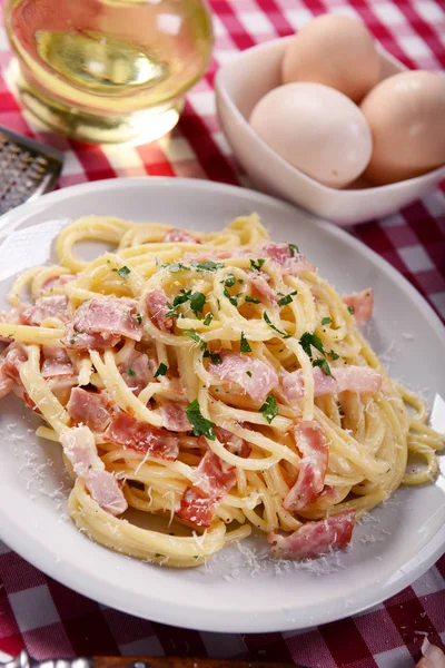 Deliziosa Pasta Alla Carbonara Piatto Sul Tavolo — Foto Stock