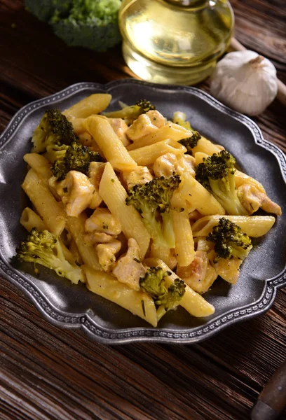 Penne Pasta Con Brócoli Pollo Con Salsa Queso —  Fotos de Stock