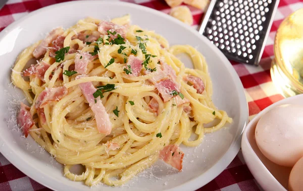 Paste Carbonara Delicioase Farfurie Masă — Fotografie, imagine de stoc