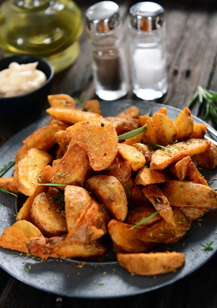 Leckere Kartoffelkeile Mit Kräutern Nahsicht — Stockfoto