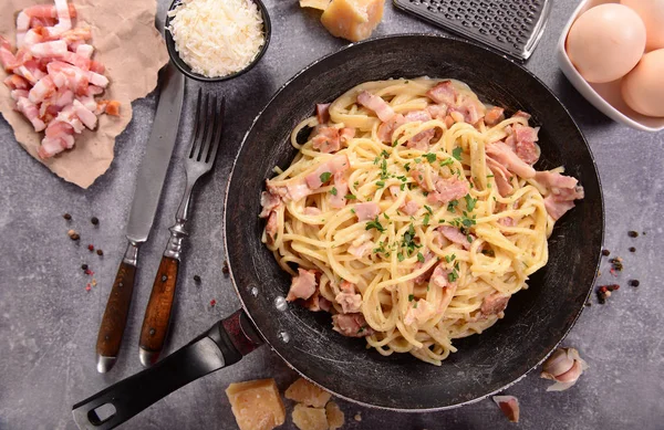 Köstliche Carbonara Pasta Der Pfanne — Stockfoto