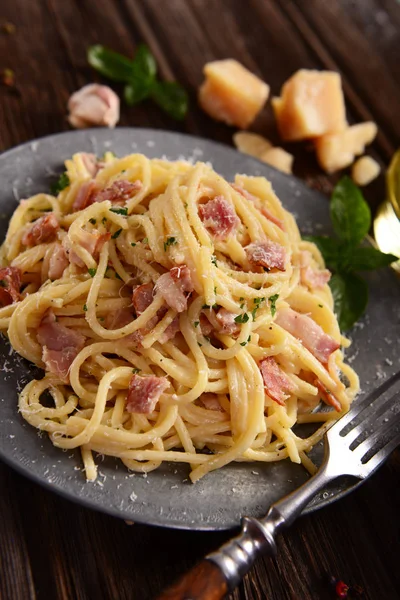 Köstliche Carbonara Pasta Teller Auf Dem Tisch — Stockfoto