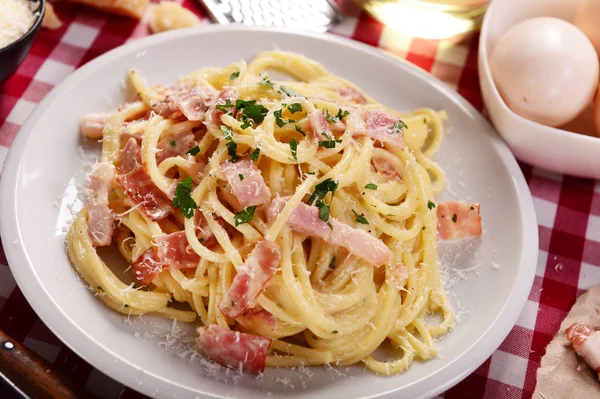 Köstliche Carbonara Pasta Teller Auf Dem Tisch — Stockfoto