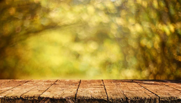 Leerer Holztisch Mit Verschwommenem Hintergrund — Stockfoto