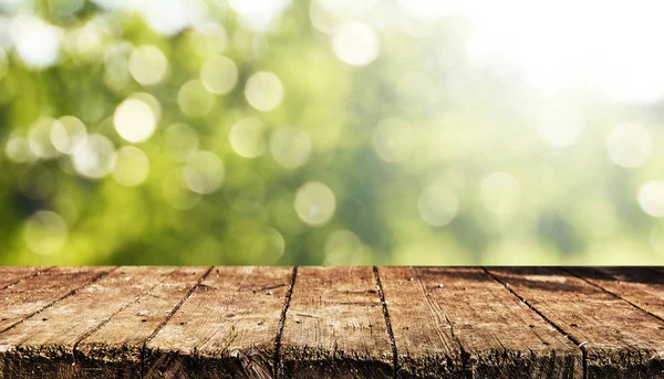 Lege Houten Tafel Met Onscherpe Natuurlijke Achtergrond — Stockfoto