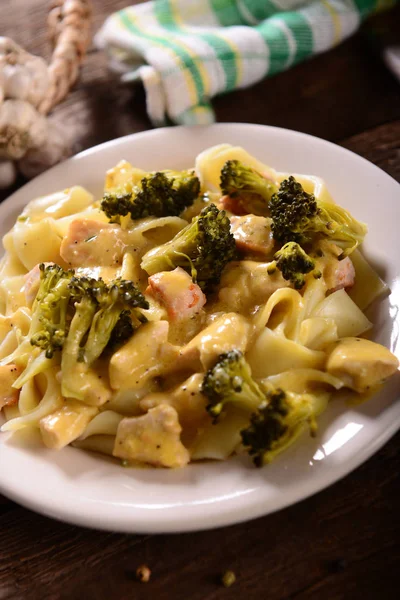 Pasta Con Brócoli Pollo Con Salsa Queso — Foto de Stock