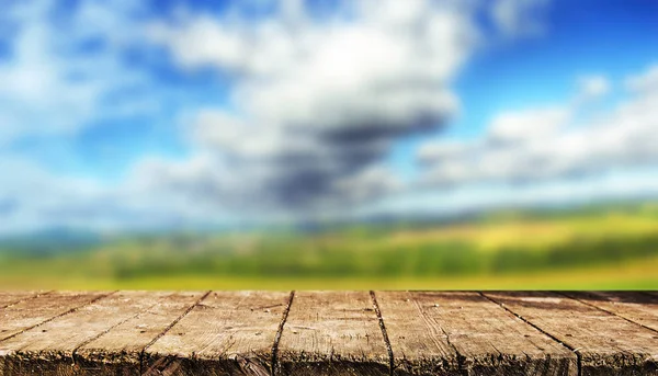 Lege Houten Tafel Met Onscherpe Natuurlijke Achtergrond — Stockfoto