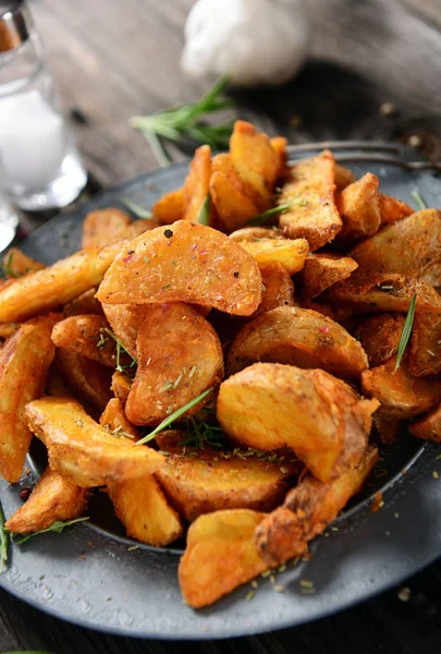 Leckere Kartoffelkeile Mit Kräutern Nahsicht — Stockfoto