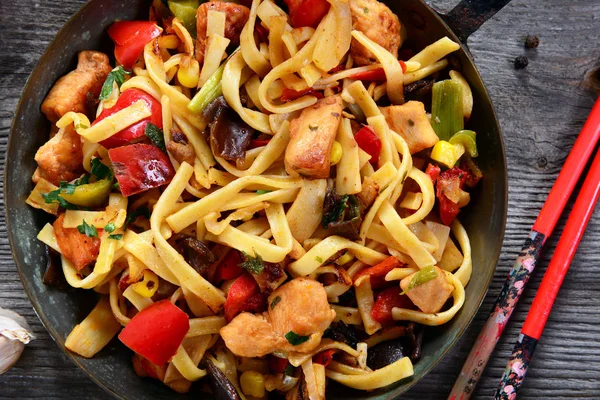 Cibo Asiatico Tagliatelle Con Verdure Pollo — Foto Stock