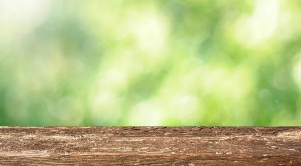 Leerer Holztisch Mit Unscharfem Federhintergrund — Stockfoto