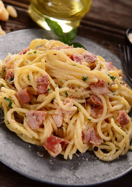 Köstliche Carbonara Pasta Teller Auf Dem Tisch — Stockfoto