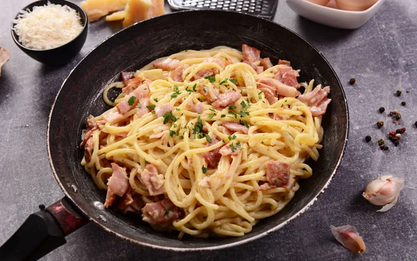 Köstliche Carbonara Pasta Der Pfanne — Stockfoto