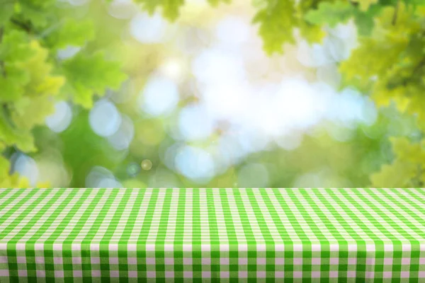 Empty Table Checkered Tablecloth Blurred Natural Background — Stock Photo, Image