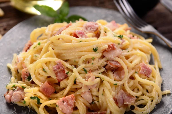 Deliciosa Pasta Carbonara Plato Sobre Mesa —  Fotos de Stock