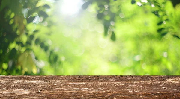 Mesa Madera Vacía Con Fondo Borroso Primavera —  Fotos de Stock