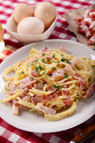 Lahodné Carbonara Těstoviny Talíři Stole — Stock fotografie