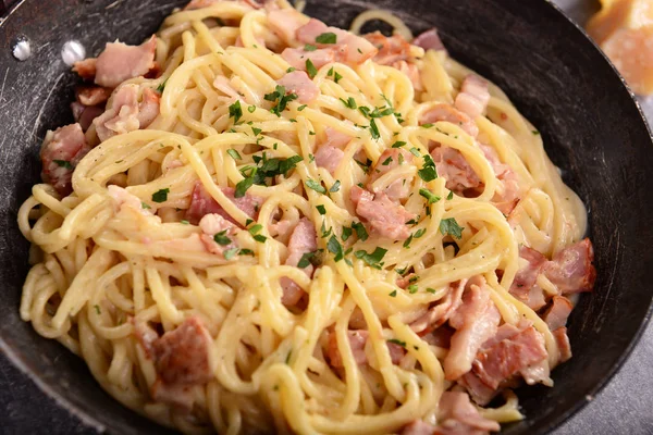 Köstliche Carbonara Pasta Der Pfanne — Stockfoto