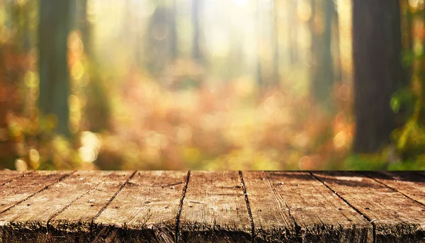 Leerer Holztisch Mit Verschwommenem Hintergrund — Stockfoto