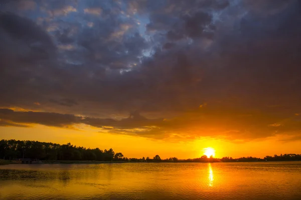 Vacker Solnedgång Över Sjön — Stockfoto