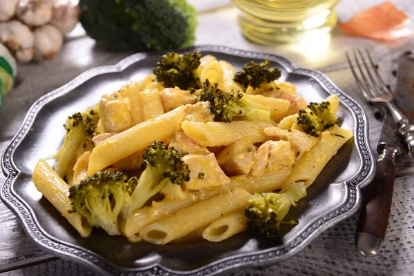 Penne Pasta Con Brócoli Pollo Con Salsa Queso — Foto de Stock